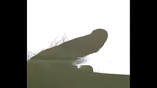 早晨勃起后在影子下自慰射精